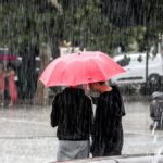 Άνθρωποι με ομπρέλα κάτω από τη βροχή
