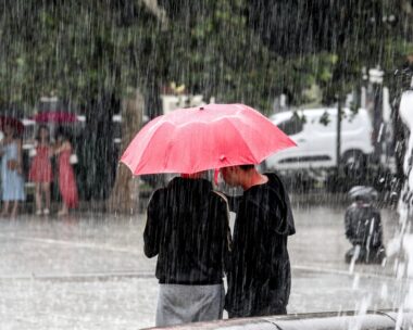 Άνθρωποι με ομπρέλα κάτω από τη βροχή