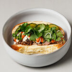 To Bahn Mi Shawarma με γύρο μοσχάρι, σάλτσα γιαούρτι με ταχίνι, harissa, μπαχαρικά, ψητή ντομάτα και herb salad