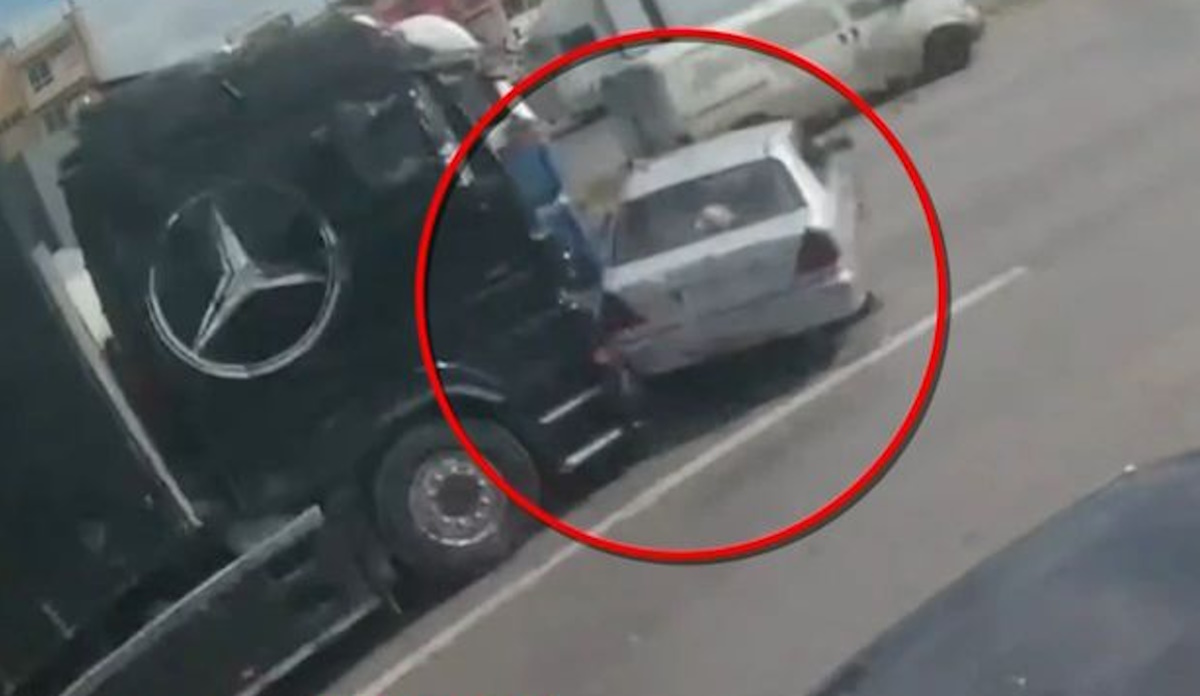 Αυτοκίνητο συγκρούεται με νταλίκα στη Λεωφόρο Αθηνών και προκαλεί καραμπόλα