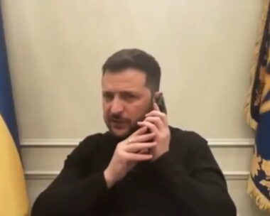 Ο πρόεδρος της Ουκρανίας Βολοντίμιρ Ζελένσκι μιλάει στο τηλέφωνο