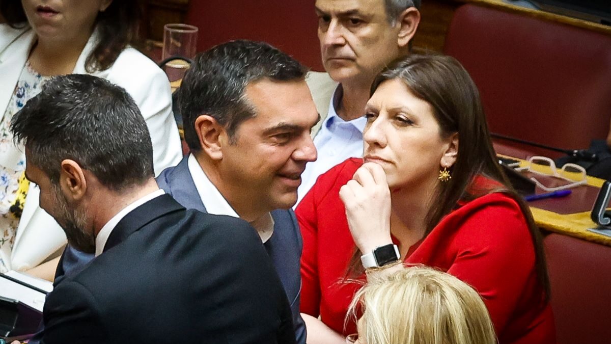 Η Ζωή Κωνσταντοπούλου στη Βουλή των ώρα που περνά ο Αλέξης Τσίπρας από μπροστά της