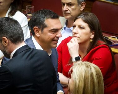 Η Ζωή Κωνσταντοπούλου στη Βουλή των ώρα που περνά ο Αλέξης Τσίπρας από μπροστά της