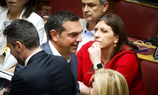Η Ζωή Κωνσταντοπούλου στη Βουλή των ώρα που περνά ο Αλέξης Τσίπρας από μπροστά της