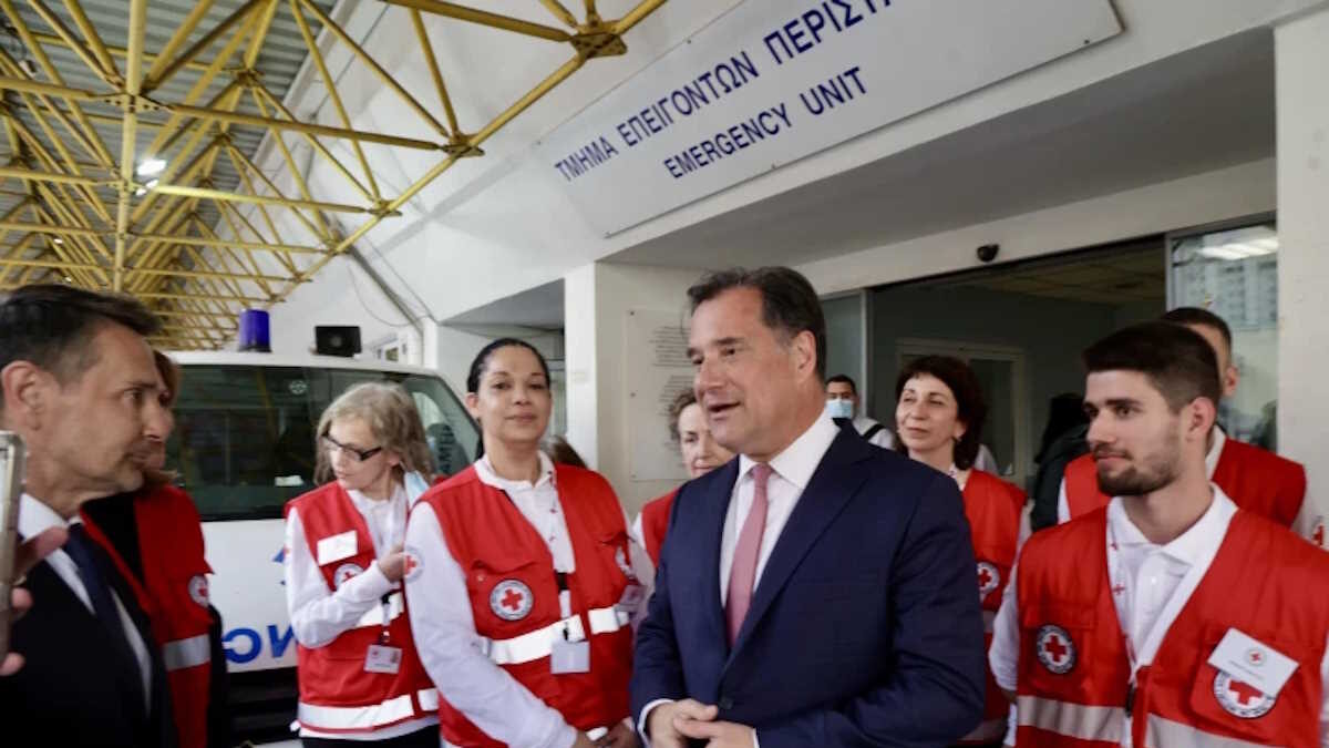Ο Υπουργός Υγείας, Άδωνις Γεωργιάδης με εθελοντές του Ερυθρού Σταυρού στο Τμήμα Επειγόντων Περιστατικών του νοσοκομείου «Ευαγγελισμός»