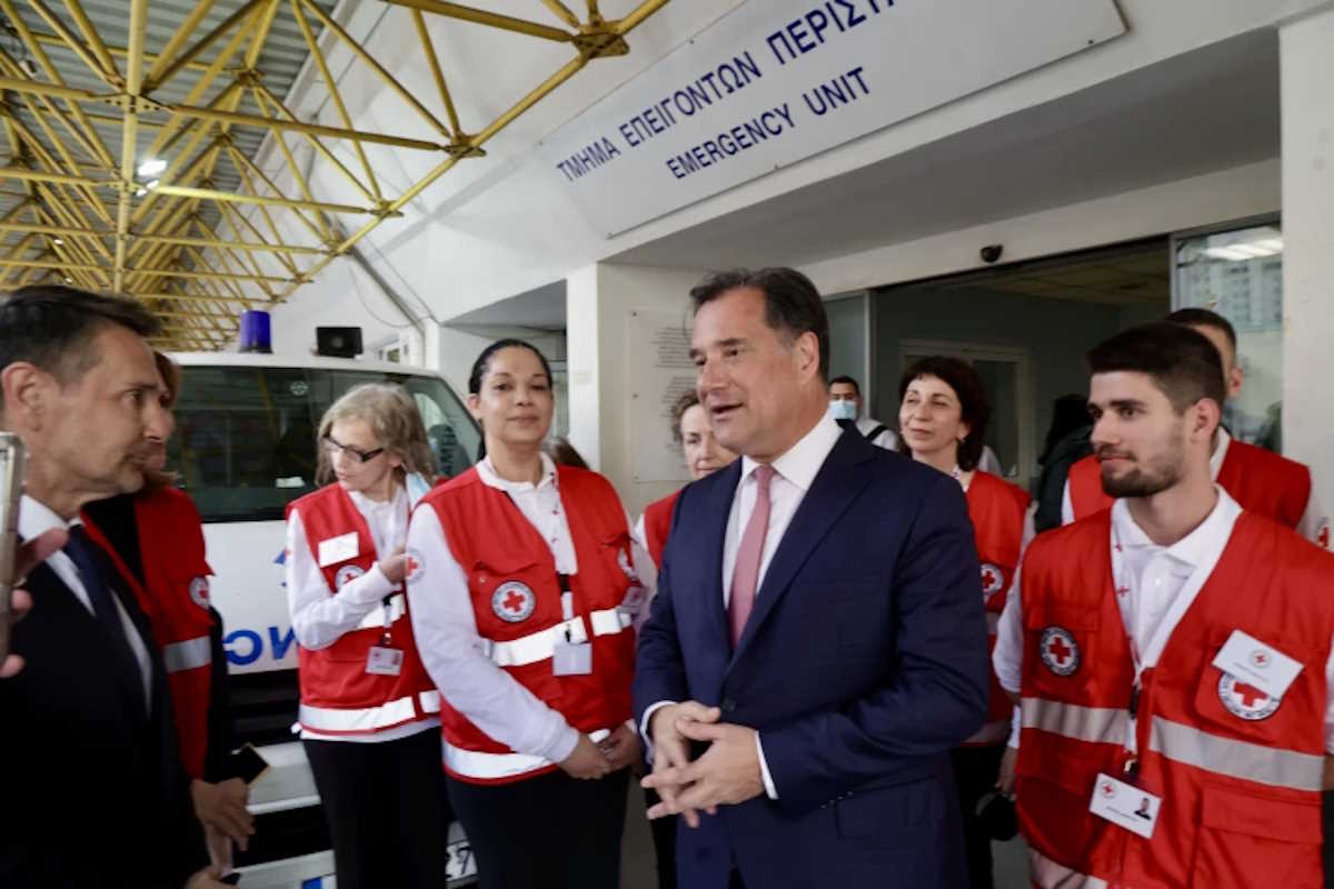 Ο Υπουργός Υγείας, Άδωνις Γεωργιάδης με εθελοντές του Ερυθρού Σταυρού στο Τμήμα Επειγόντων Περιστατικών του νοσοκομείου «Ευαγγελισμός»