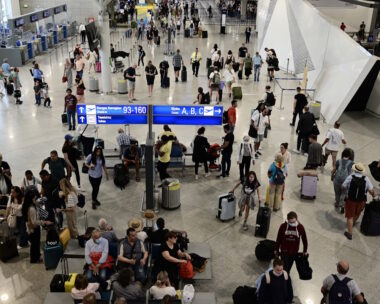 Επιβάτες στο αεροδρόμιο «Ελευθέριος Βενιζέλος»