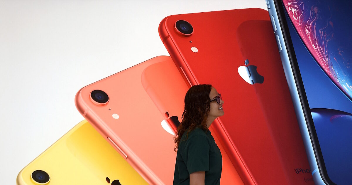 Trump calls Apple to build iPhone in the US and not in China
