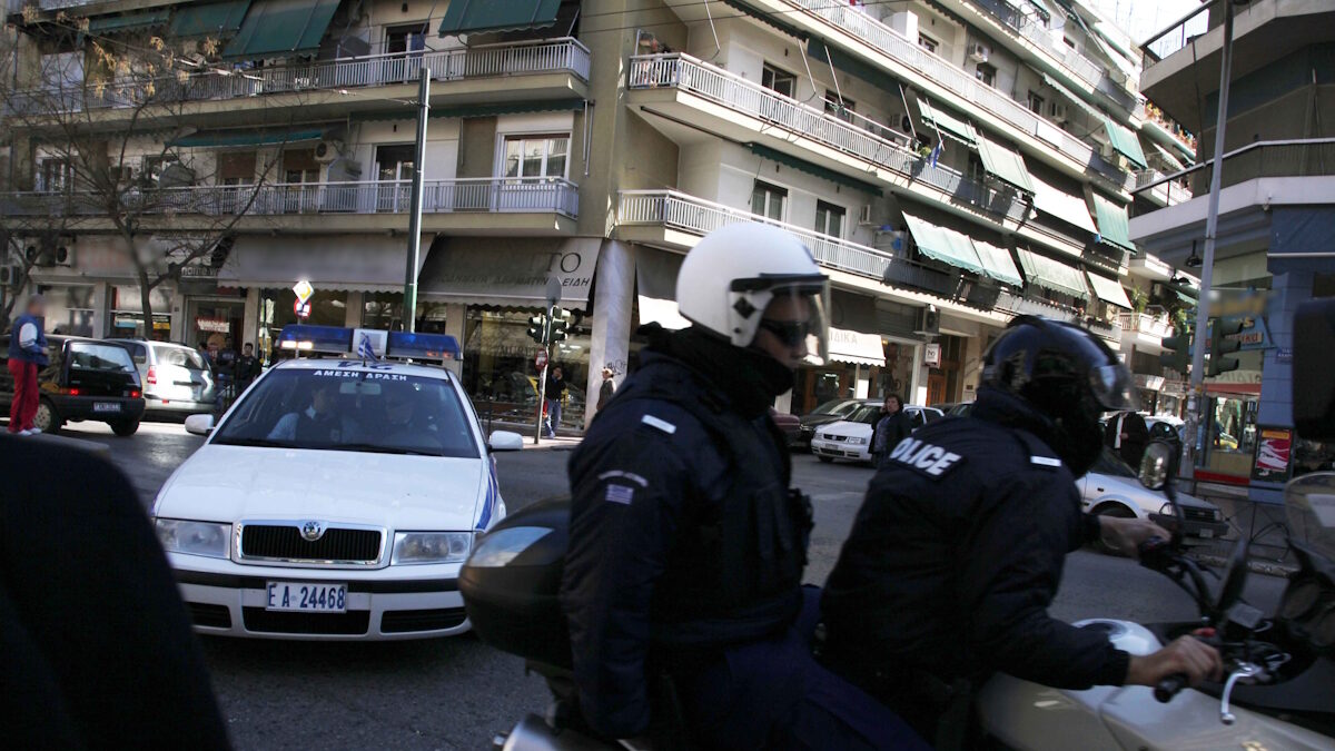 Αστυνομικοί στη διάρκεια καταδίωξης