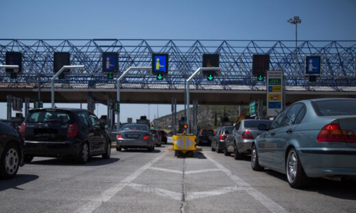 Κίνηση στην εθνική οδό Αθηνών - Κορίνθου στα διόδια Ελευσίνας