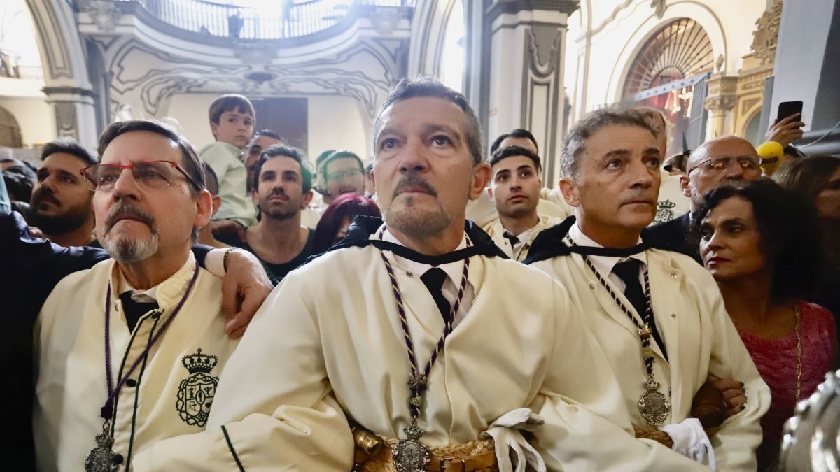Ο Αντόνιο Μπαντέρας ως ενεργό μέλος της Αδελφότητας των Δακρύων, συμμετάσχει στα τελετουργικά της Μεγάλης Εβδομάδας