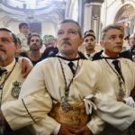 Ο Αντόνιο Μπαντέρας ως ενεργό μέλος της Αδελφότητας των Δακρύων, συμμετάσχει στα τελετουργικά της Μεγάλης Εβδομάδας
