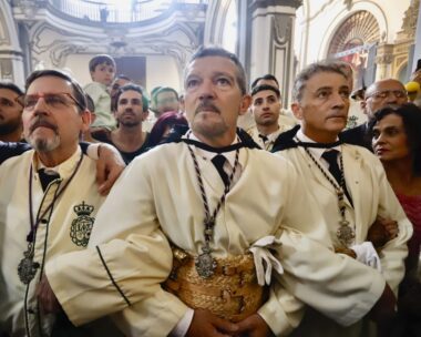 Ο Αντόνιο Μπαντέρας ως ενεργό μέλος της Αδελφότητας των Δακρύων, συμμετάσχει στα τελετουργικά της Μεγάλης Εβδομάδας