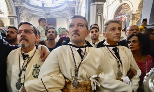 Ο Αντόνιο Μπαντέρας ως ενεργό μέλος της Αδελφότητας των Δακρύων, συμμετάσχει στα τελετουργικά της Μεγάλης Εβδομάδας