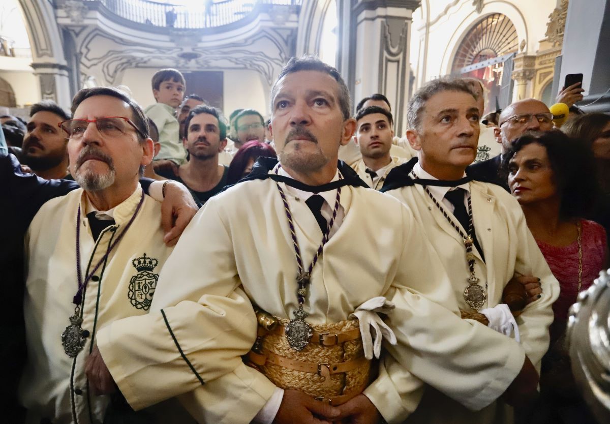 Ο Αντόνιο Μπαντέρας ως ενεργό μέλος της Αδελφότητας των Δακρύων, συμμετάσχει στα τελετουργικά της Μεγάλης Εβδομάδας