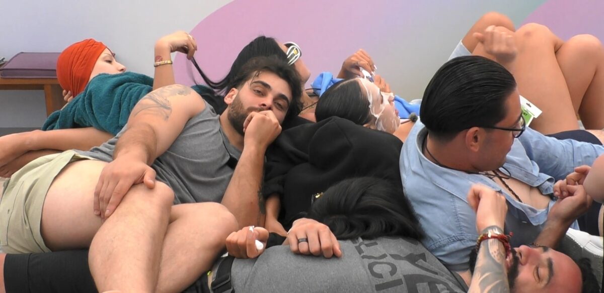 Οι παίκτες του Big Brother σε στιγμές χαλάρωσης