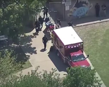 Μεταφορά τραυματία από τους πυροβολισμούς σε λύκειο του Ντάλας