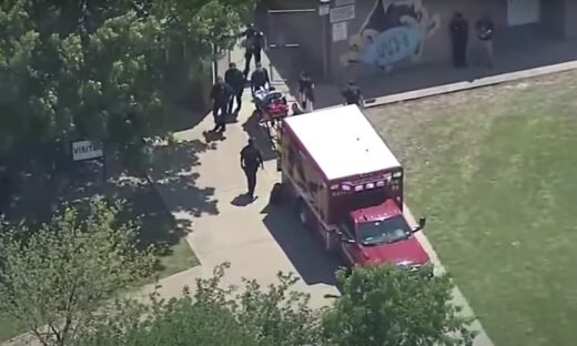 Μεταφορά τραυματία από τους πυροβολισμούς σε λύκειο του Ντάλας