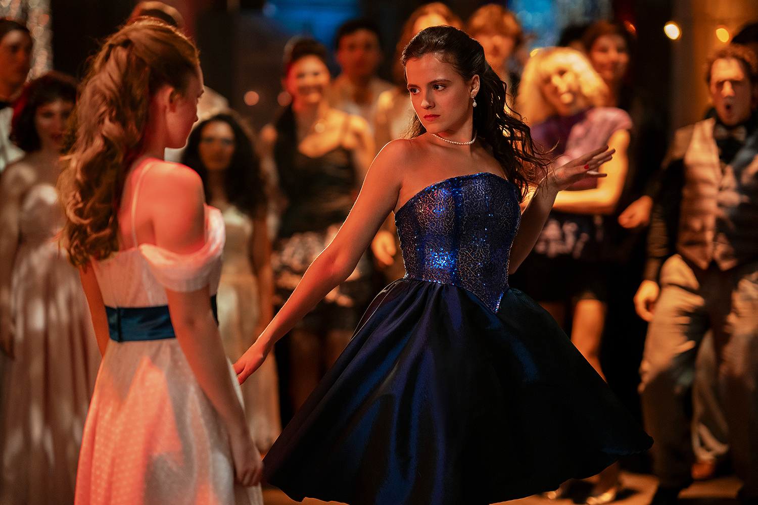 Fear Street: Prom Queen. (L-R) India Fowler as Lori Granger and Fina Strazza as Tiffany Falconer in Fear Street: Prom Queen. Cr. Alan Markfield/Netflix © 2025.