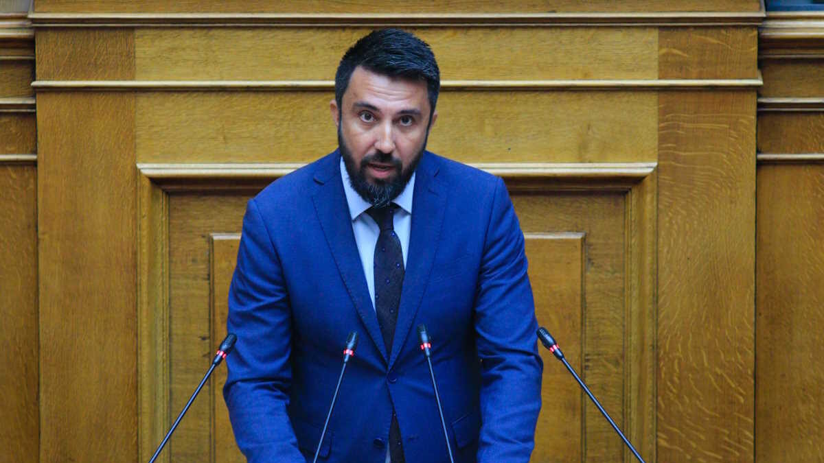 Ο βουλευτής της Νέας Αριστεράς, Φερχάτ Οζγκιούρ στο βήμα της Ολομέλειας της Βουλής