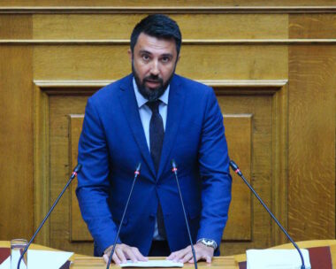 Ο βουλευτής της Νέας Αριστεράς, Φερχάτ Οζγκιούρ στο βήμα της Ολομέλειας της Βουλής