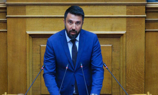 Ο βουλευτής της Νέας Αριστεράς, Φερχάτ Οζγκιούρ στο βήμα της Ολομέλειας της Βουλής