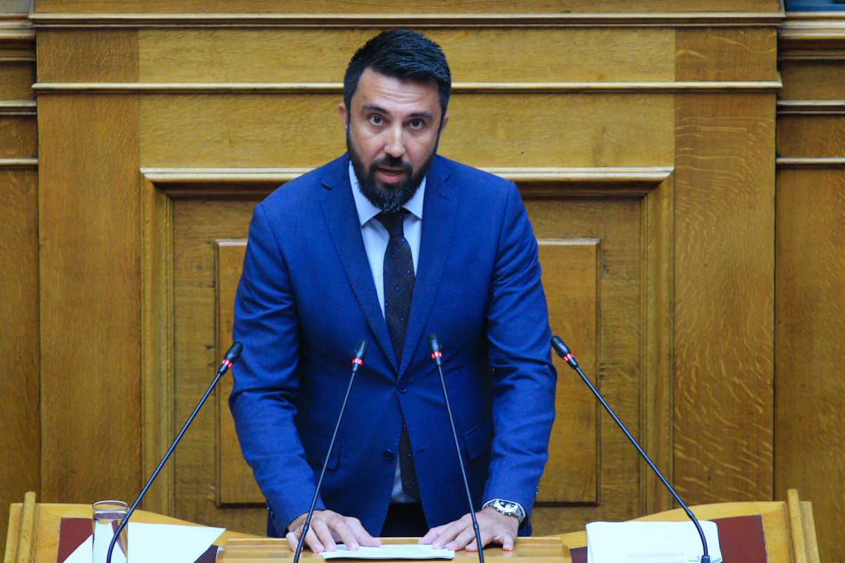 Ο βουλευτής της Νέας Αριστεράς, Φερχάτ Οζγκιούρ στο βήμα της Ολομέλειας της Βουλής