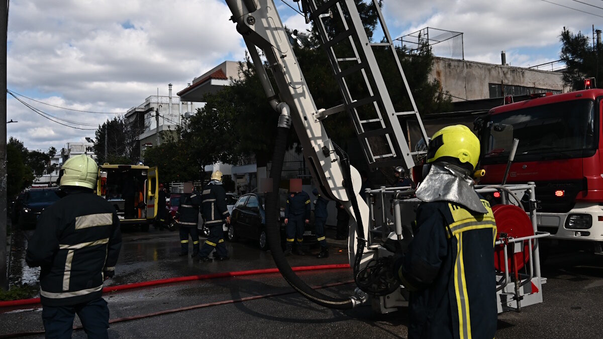 Πυρκαγιά σε κατοικία στο Χαϊδάρι, Πέμπτη 20 Μαρτίου 2025. Για την κατάσβεση της επιχείρησαν 17 πυροσβέστες με 5 οχήματα και το ειδικό βραχιονοφόρο όχημα. 
(ΚΩΣΤΑΣ ΤΖΟΥΜΑΣ