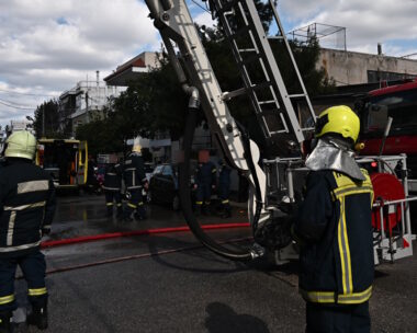Πυρκαγιά σε κατοικία στο Χαϊδάρι, Πέμπτη 20 Μαρτίου 2025. Για την κατάσβεση της επιχείρησαν 17 πυροσβέστες με 5 οχήματα και το ειδικό βραχιονοφόρο όχημα. 
(ΚΩΣΤΑΣ ΤΖΟΥΜΑΣ