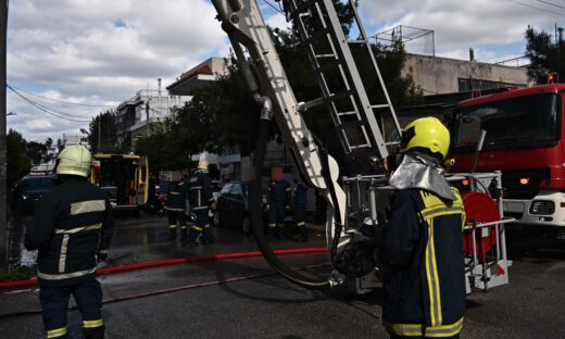 Πυρκαγιά σε κατοικία στο Χαϊδάρι, Πέμπτη 20 Μαρτίου 2025. Για την κατάσβεση της επιχείρησαν 17 πυροσβέστες με 5 οχήματα και το ειδικό βραχιονοφόρο όχημα. 
(ΚΩΣΤΑΣ ΤΖΟΥΜΑΣ