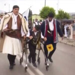 Ο μικρός Γιάννης Παπαστεφανάκης στάθηκε για πρώτη φορά όρθιος και συμμετείχε σε παρέλαση στην Άμφισσα