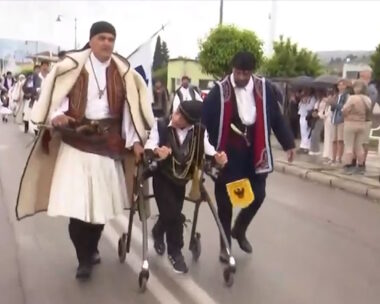 Ο μικρός Γιάννης Παπαστεφανάκης στάθηκε για πρώτη φορά όρθιος και συμμετείχε σε παρέλαση στην Άμφισσα