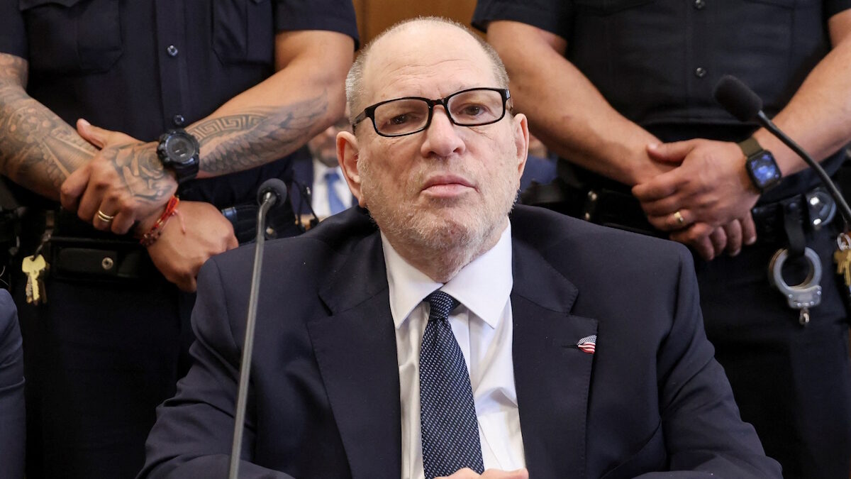 Ο πρώην παραγωγός ταινιών Harvey Weinstein στο δικαστήριο του Μανχάταν στη Νέα Υόρκη