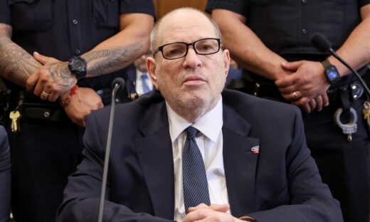 Ο πρώην παραγωγός ταινιών Harvey Weinstein στο δικαστήριο του Μανχάταν στη Νέα Υόρκη