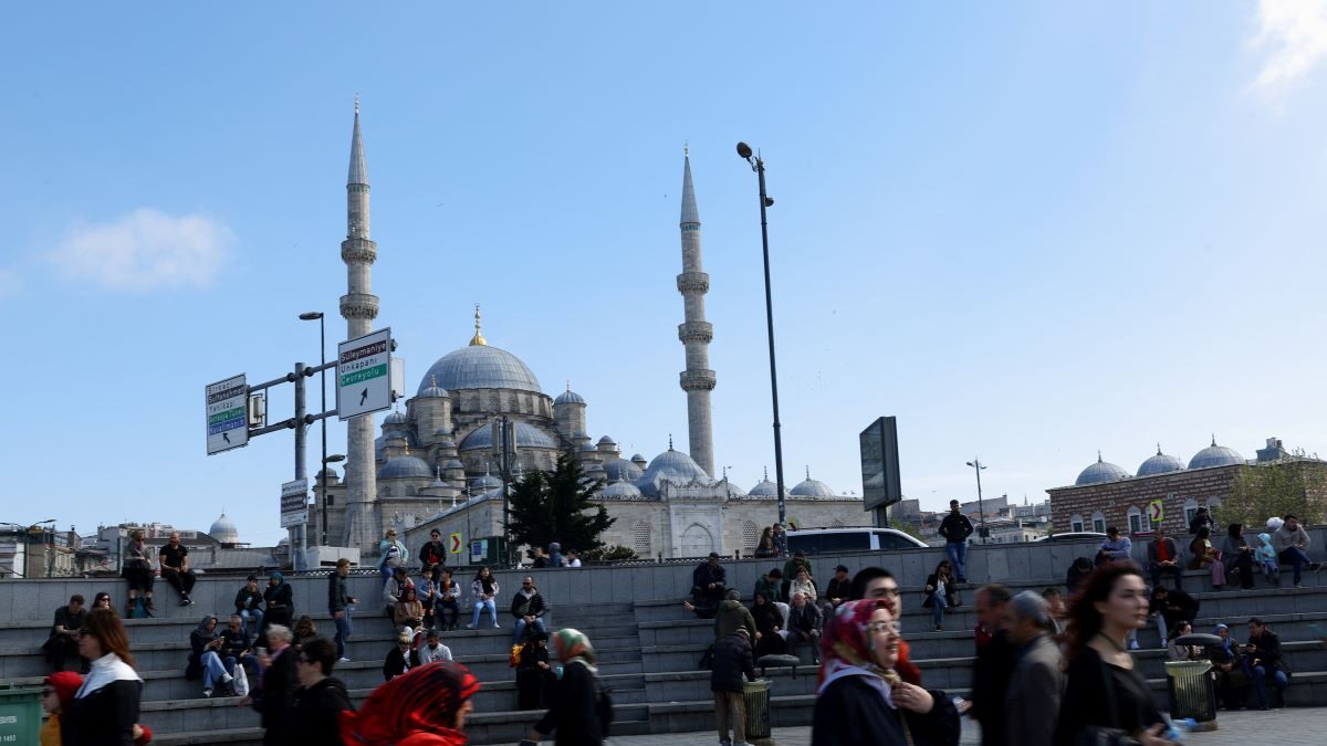 Άνθρωποι περπατούν στη συνοικία Εμινονού, ενώ στο βάθος διακρίνεται το Νέο Τζαμί, λίγη ώρα μετά τα 6,2 Ρίχτερ στην Κωνσταντινούπολη