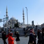 Άνθρωποι περπατούν στη συνοικία Εμινονού, ενώ στο βάθος διακρίνεται το Νέο Τζαμί, λίγη ώρα μετά τα 6,2 Ρίχτερ στην Κωνσταντινούπολη