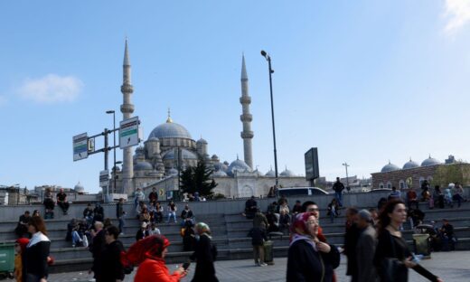 Άνθρωποι περπατούν στη συνοικία Εμινονού, ενώ στο βάθος διακρίνεται το Νέο Τζαμί, λίγη ώρα μετά τα 6,2 Ρίχτερ στην Κωνσταντινούπολη