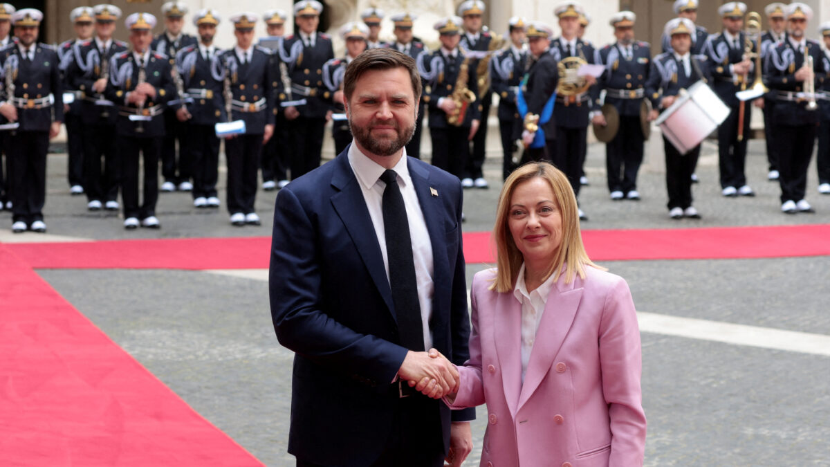 O Αμερικανός Αντιπρόεδρος Τζέι Ντι Βανς (αριστερά) και η Ιταλίδα Πρωθυπουργός Τζόρτζια Μελόνι (δεξιά)