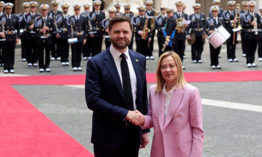 O Αμερικανός Αντιπρόεδρος Τζέι Ντι Βανς (αριστερά) και η Ιταλίδα Πρωθυπουργός Τζόρτζια Μελόνι (δεξιά)