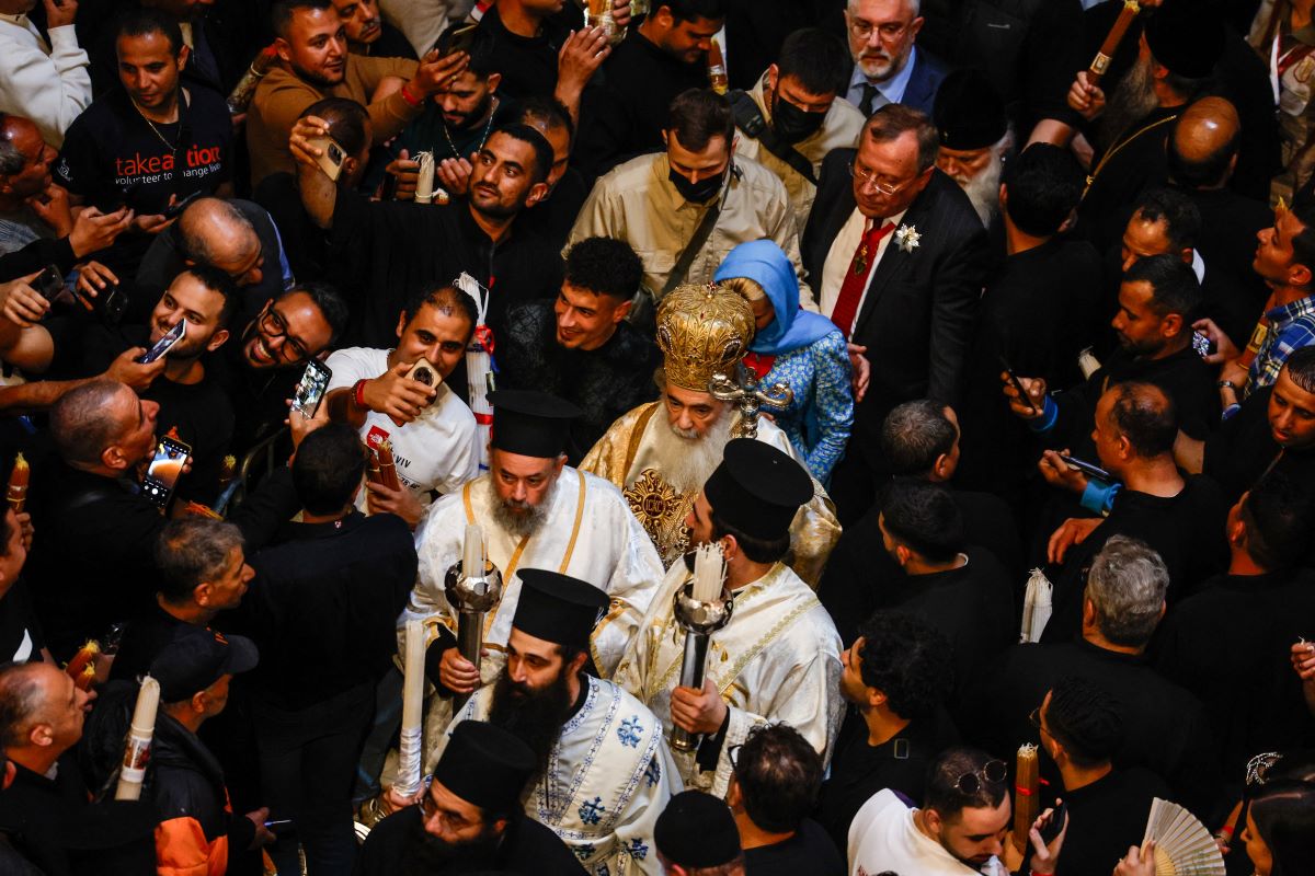 Στιγμές κατάνυξης από τους πιστούς