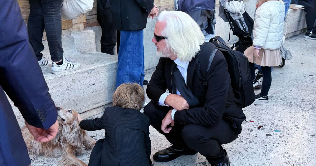 Julian Assange gave the present with his family to the funeral of Pope Francis