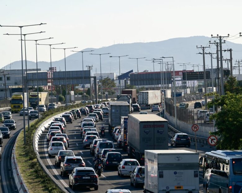 Κυκλοφοριακό χάος στον Κηφισό μετά από τροχαίο ατύχημα στο ύψος της Μεταμόρφωσης