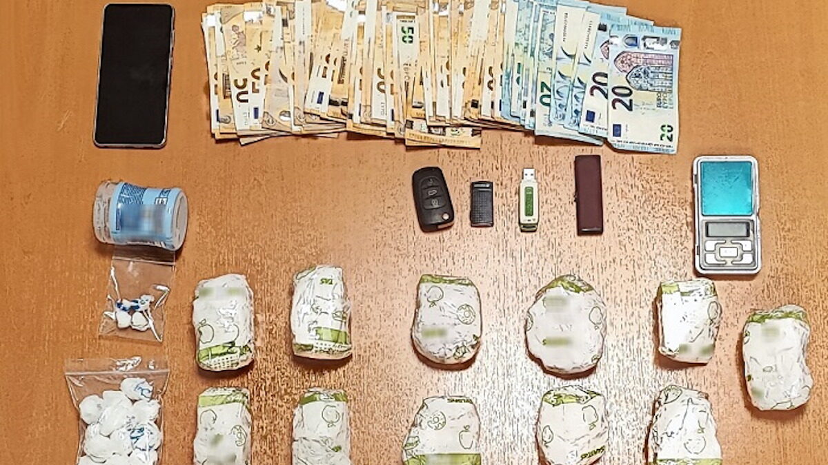«Τσάκωσαν» 34χρονο που έκρυβε 2,5 κιλά κοκαΐνης κάτω από το τιμόνι του αυτοκινήτου του