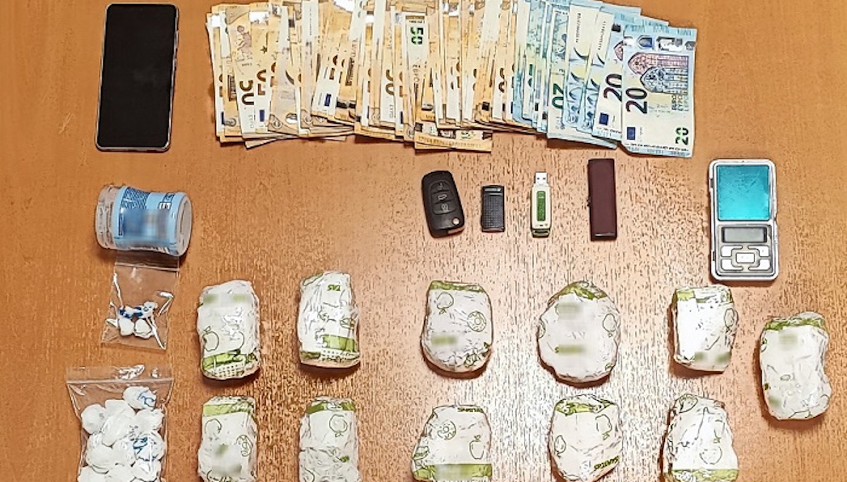 «Τσάκωσαν» 34χρονο που έκρυβε 2,5 κιλά κοκαΐνης κάτω από το τιμόνι του αυτοκινήτου του