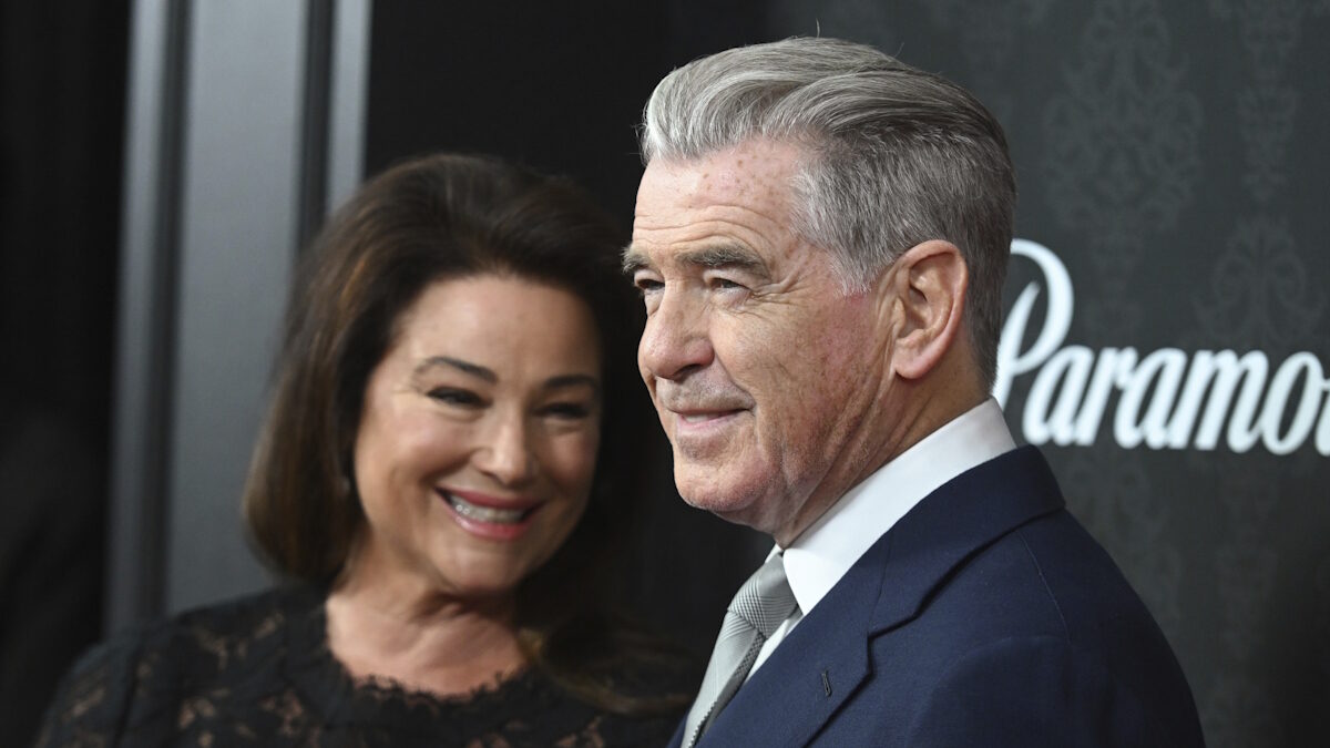 Η Keely Shaye Smith και ο Pierce Brosnan στην πρεμιέρα της ταινίας «MobLand» στις 31 Μαρτίου 2025 στη Νέα Υόρκη