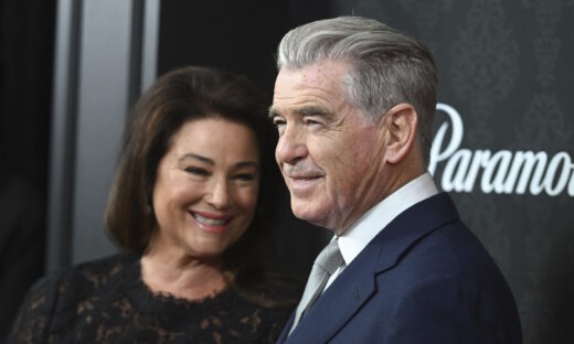 Η Keely Shaye Smith και ο Pierce Brosnan στην πρεμιέρα της ταινίας «MobLand» στις 31 Μαρτίου 2025 στη Νέα Υόρκη
