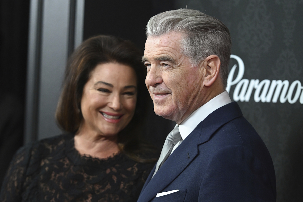 Η Keely Shaye Smith και ο Pierce Brosnan στην πρεμιέρα της ταινίας «MobLand» στις 31 Μαρτίου 2025 στη Νέα Υόρκη