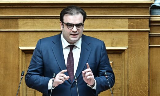 Ο Κυριάκος Πιερρακάκης στο βήμα της Βουλής