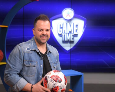 Ο Νίκος Απέργης στο ΟΠΑΠ Game Time: Το προφιτερόλ με τον Πρίντεζη, η διασκευή του Πανταζή και η live εκφώνηση αγώνα