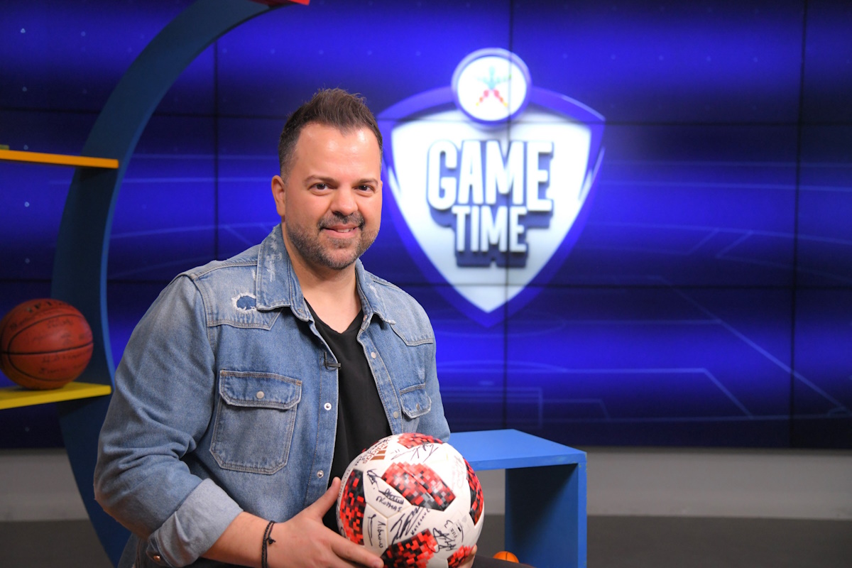 Ο Νίκος Απέργης στο ΟΠΑΠ Game Time: Το προφιτερόλ με τον Πρίντεζη, η διασκευή του Πανταζή και η live εκφώνηση αγώνα